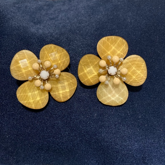 Two vintage hair clips glass? Lucite? Spring flowers with enamel and faux pearls - Picture 1 of 4